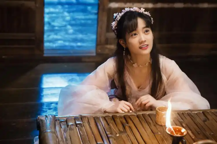 p>郑湫泓(greenly),原名郑泽漫,1990年11月25日出生于广东省揭阳市