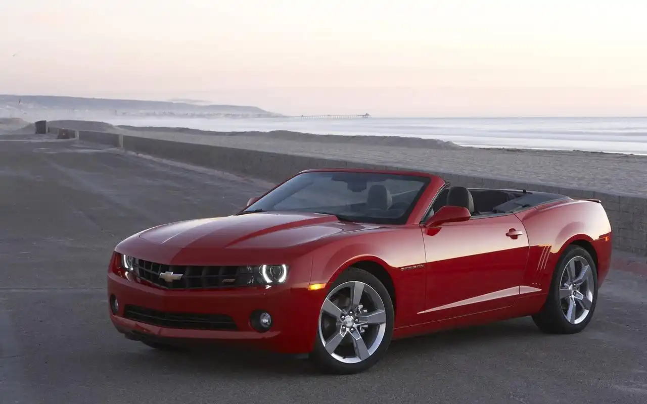 2013款雪佛兰科迈罗完美车型桌面壁纸