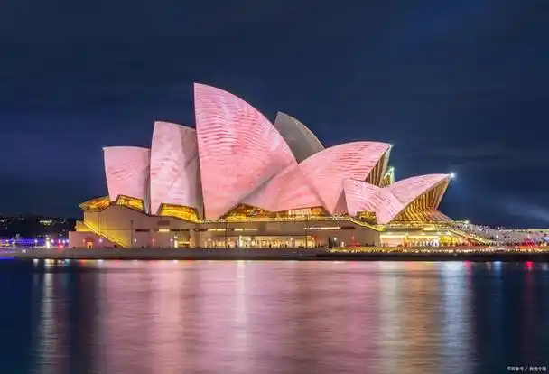 澳大利亚悉尼歌剧院是世界上最著名的建筑之一,位于悉尼海港,是一个不