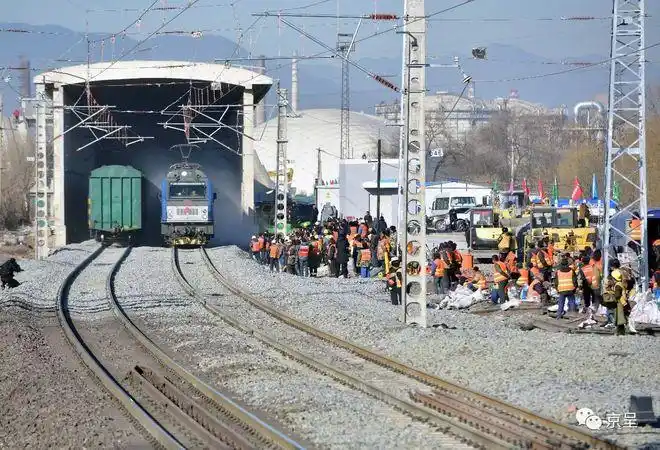 为给长安街西延让道这条铁路从地上搬进地下
