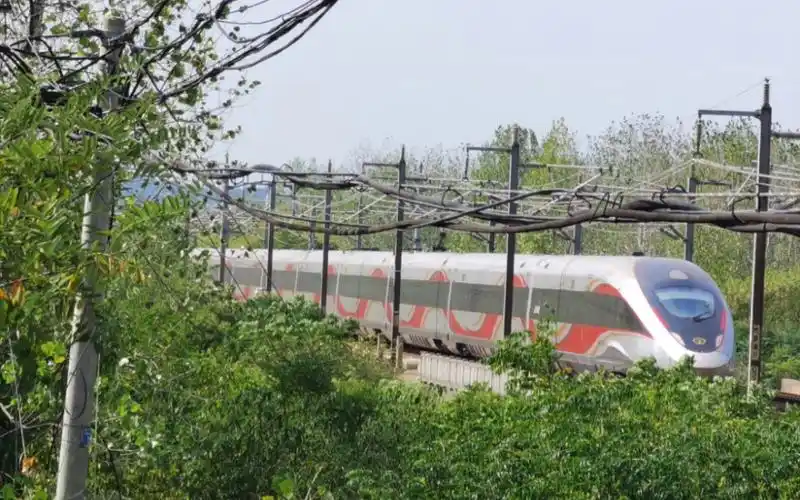 g13(cr400bf-bz)与g20(cr400af-b)交汇高速通过滁州站_哔哩哔哩_bili