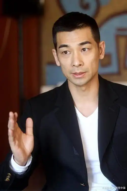 赵文卓踢刀动作帅到爆炸,让同行沉默!但真实性引发争议