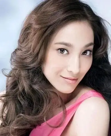 鹰钩鼻,鼻头尖且略勾,而且鼻孔比较露.