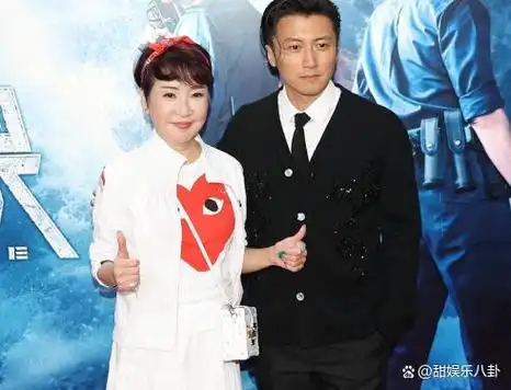 谢霆锋回香港出席首映礼,狄波拉戴红发箍现身,72岁打扮仍像少女