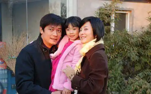 罗嘉良分手相伴28年的妻子,转身娶了苏岩,无共同话题成了笑话_方敏仪