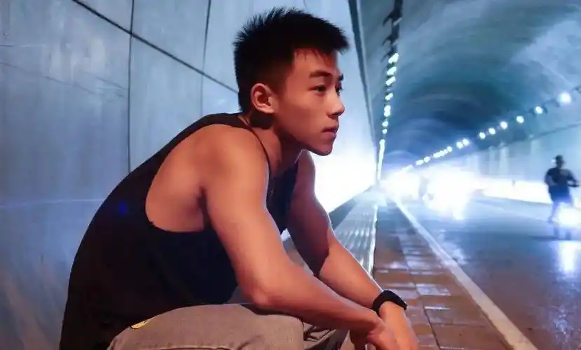 00后,黑皮体育生,灰裤子,大捷豹很明显!_侵权_合作_洽谈