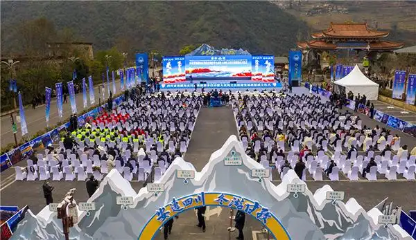 接下来,甘孜州副州长冯俊锋与携程集团副总裁张国强签订了政企战略