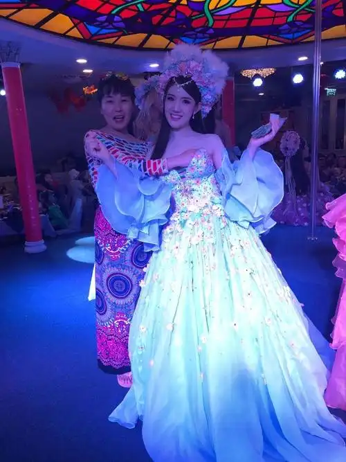 人妖与游客合影