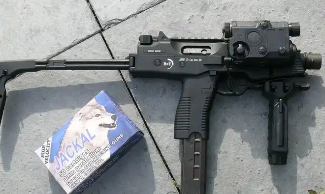 世界著名的冲锋枪前四把伤害值极高最后一把瞬间击穿钢板