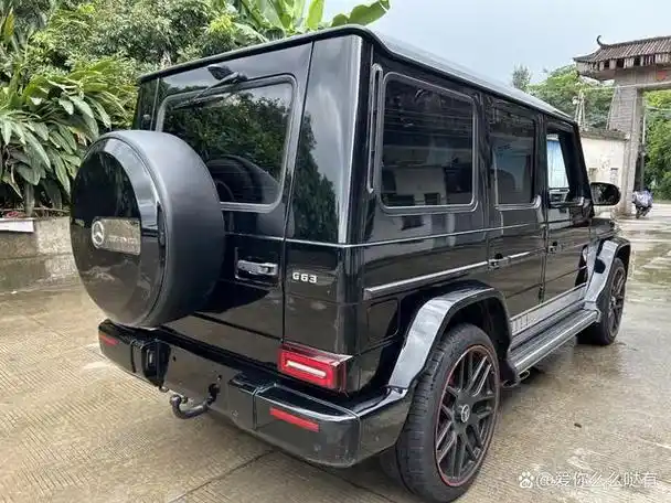 2020款奔驰g63全款45万这款车的外观设计充满了力量感与动感