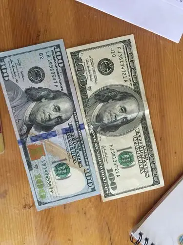 这两张美元一个新的一个旧的,旧的还能用吗