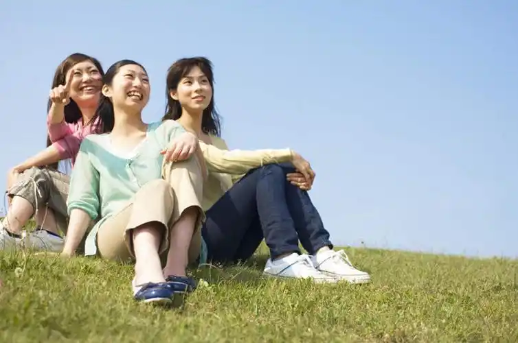 东方人,三个人,伙伴,朋友,坐,横图,室外,白天,仰视,友谊,草地,草坪