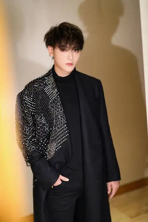 黄子韬冷峻帅气图片写真