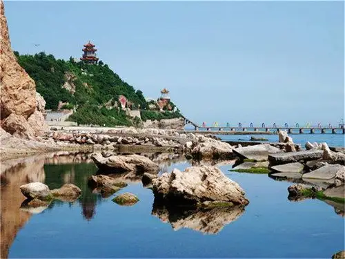 首页 旅游问答答:仙境源位于山东省烟台市长岛县城东部王沟村的海边