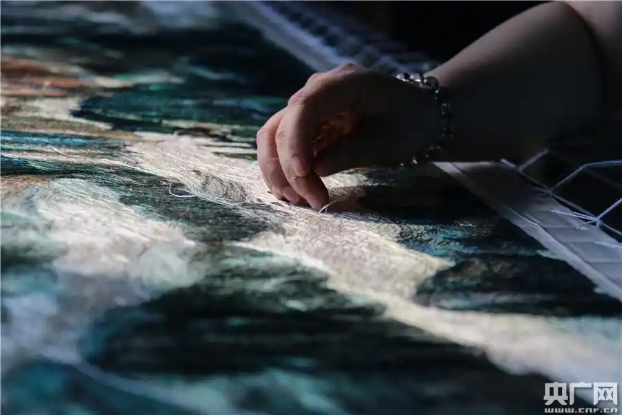 图片频道 原创 在谈及汉绣的商业发展时,杨小婷表示游针绣是一种根据