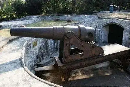 注意这门炮已经是光绪年间采购的德国造克虏伯大炮最早期的广州城防