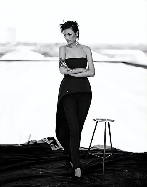 汪峰女儿小苹果近照曝光,离开章子怡后风格大变,受父亲影响大|袁心玥