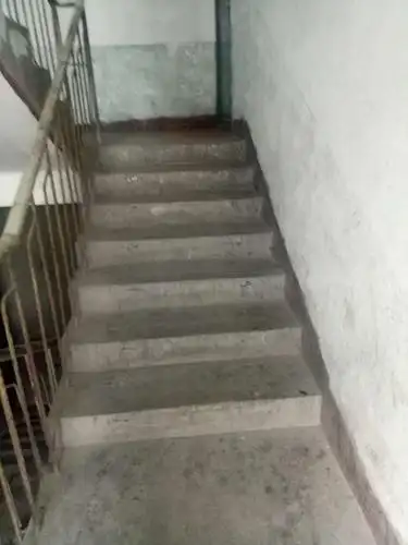 2018年12月1日,长兴小区检查楼道卫生情况.