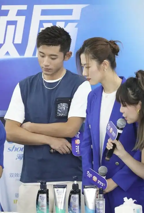 打开凤凰新                     8月7日,广东深圳,张继科和丁宁空降