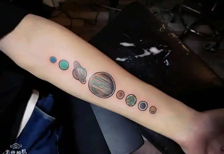 宇宙星球纹身图片_手臂彩色小图纹身图案