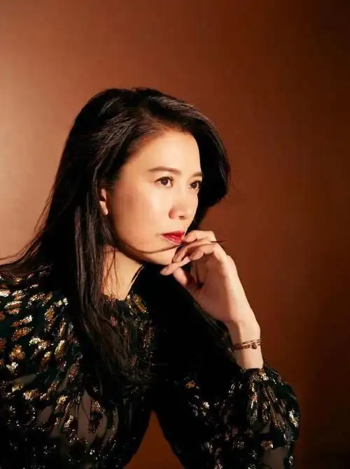 穿衣搭配|袁咏仪高调起来不敢认,亮片上衣配铅笔裤明艳霸气,大姐大的