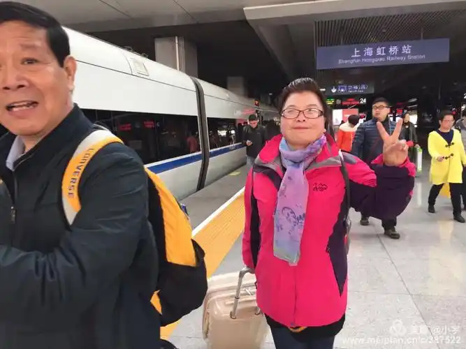 做出胜利""的手势,寓意一切顺利!