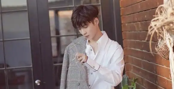 拿张艺兴中学毕业照洗广场,花家独一份!_小时候_帅哥_舞蹈