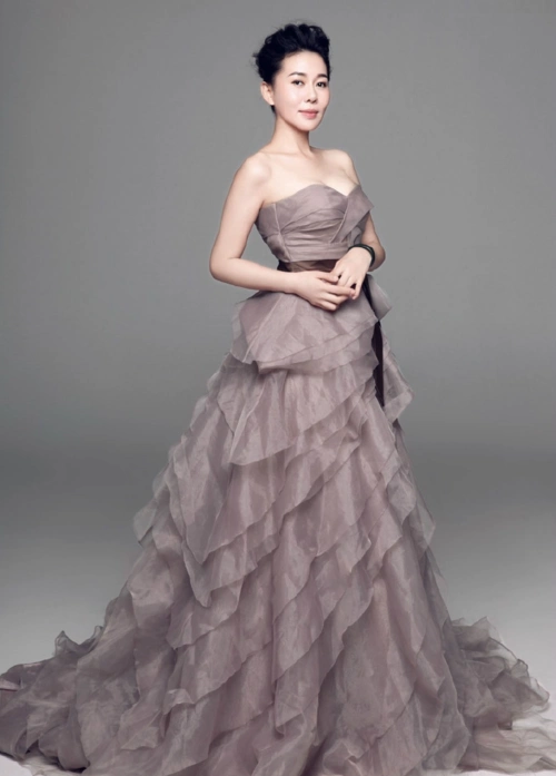 鲜活,言辞间总透着一股艺术气息|张晓龙|张雅萌|一见钟情_新浪新闻