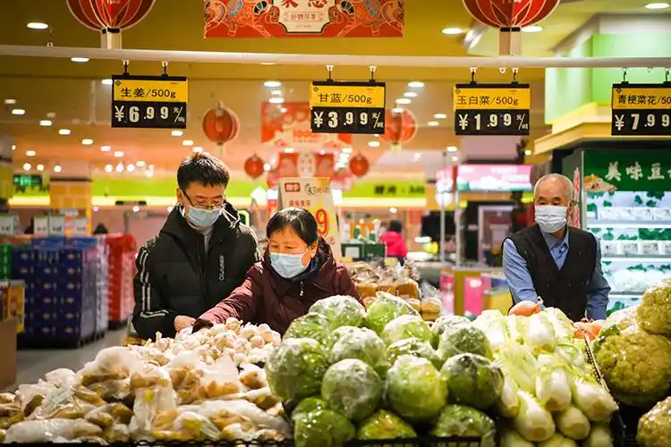1月25日,消费者在哈尔滨市香坊区一家大型连锁超市购物.