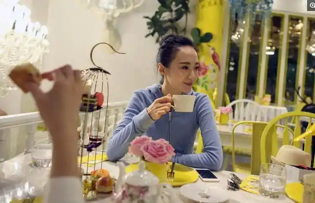 刘苗苗是西安人,出生于一个普通家庭,长相酷似董洁.小学毕业之