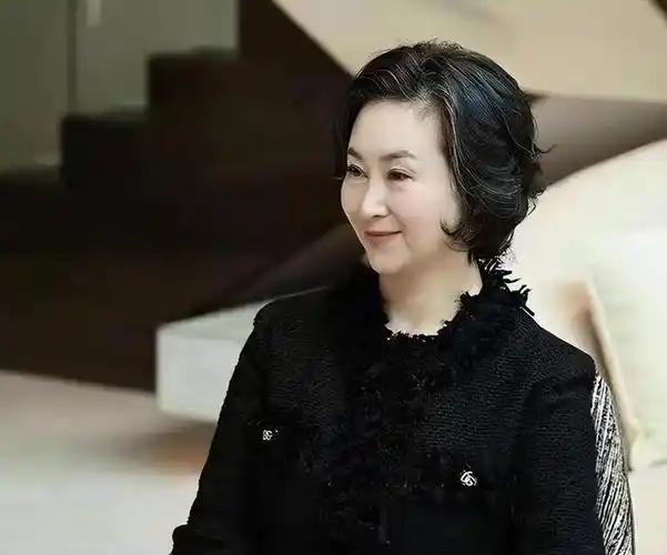 何超琼不愧是赌王千金同框田朴珺矮半个头但气质却高出一大截