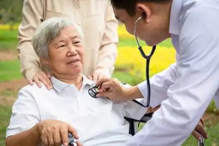 家庭医生用听诊器听呼吸检查,老年人心脏跳动声音肺部,一般健康检查