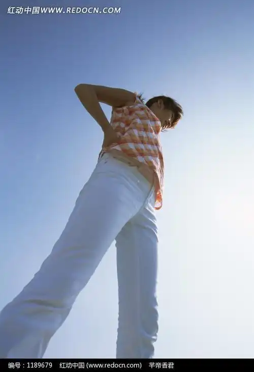 仰拍人物简笔画