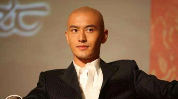 贾乃亮的光头,光到反光,像个灯泡一样,不过脸还是好看的