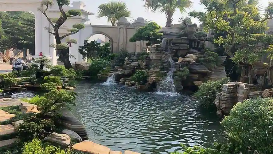 这户人家真大气别墅院子里造假山鱼池意境很美真想在这生活