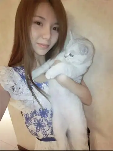 这个美女叫什么,网络红人?