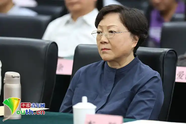 毛泽东邓小平等老一辈革命家后代座谈 纪念陈云同志诞辰110周年