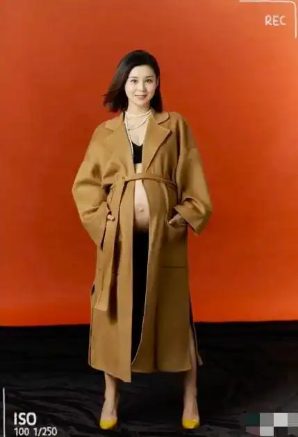 36岁李小萌晒二胎孕照已10个月仍四肢纤细儿子亲吻孕肚显温馨