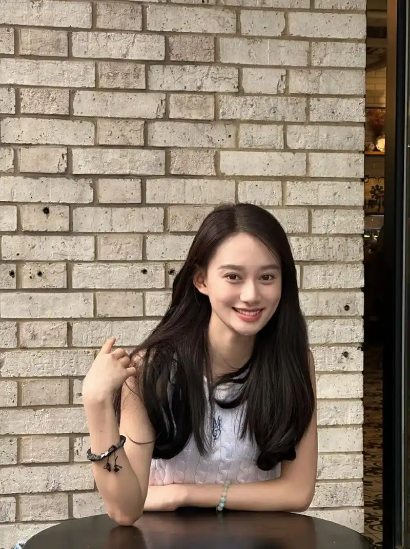 演员夏梦,代表作《相逢时节》《陪你逐风飞翔》《莫染》