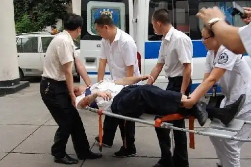 据悉,川航受伤地服被送往医院后,从17日晚上抢救到18日凌晨6点钟,全身