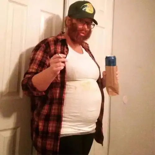 这些顶着啤酒肚的大腹便便老爷们看起来怪怪的原来他们都是