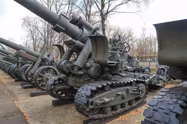 两种不同年代的喀秋莎火箭炮两种不同年代的喀秋莎火箭炮