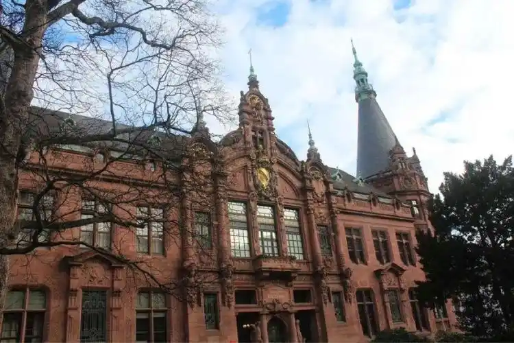 从马尔堡到亚琛,从明斯特到弗赖堡……我走过许多德国大学城,从未见过