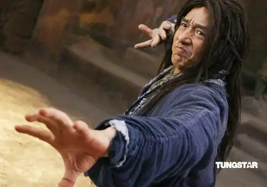 图文:《功夫之王》剧照--成龙架势十足