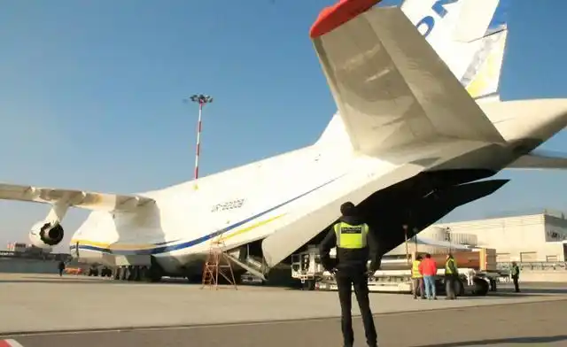 比方说,在民用班机运营市场已经基本绝迹的麦道-11三引擎飞机,还依旧