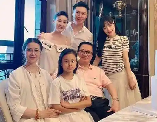 李小璐就是这样一个姑娘,曾经因为不忠pgone被娱乐圈