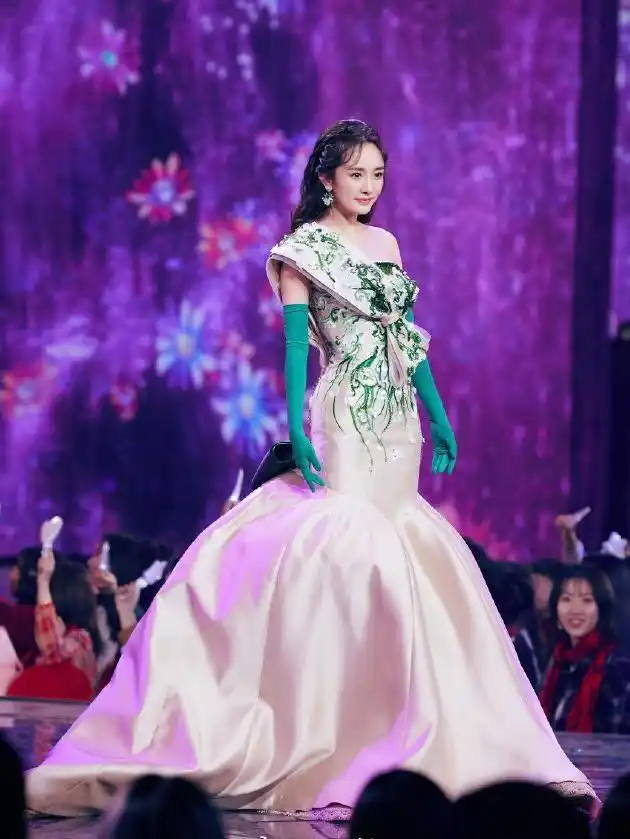 杨幂春晚造型,量身定做鱼尾裙,却戴绿手套,这是啥时尚?