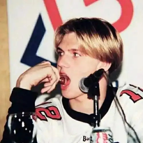 后街男孩里的尼克卡特现在是真油!