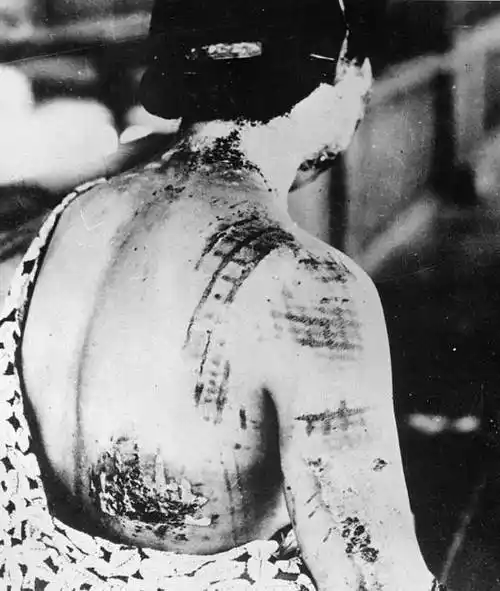 原创广岛残影原子弹爆炸后人化成灰烬影子留在台阶上