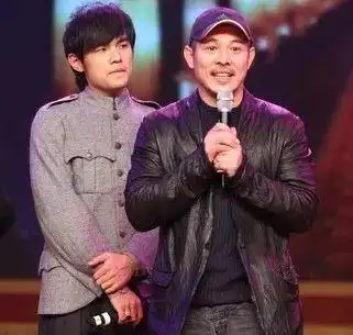 周杰伦曾向媒体透露,他从小就视李连杰为自己的偶像.